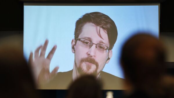 Эдвард Сноуден общается по видеосвязи из России, архивное фото - Sputnik Беларусь