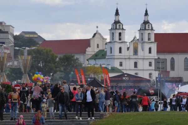 От Верхнего города гуляющие спускались к праздничной площадке у Дворца спорта - Sputnik Беларусь