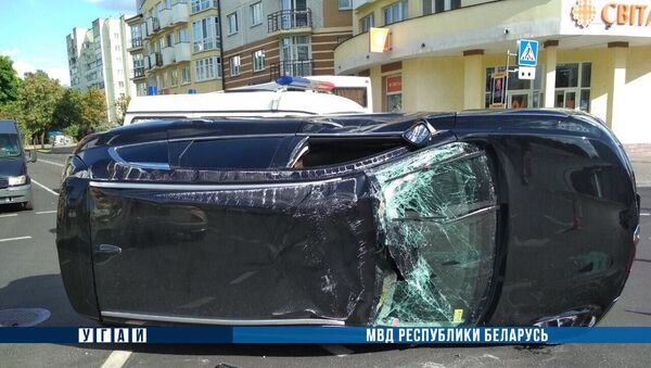 Автомобиль с водителем и пассажиркой несколько раз перевернулся в Бресте - Sputnik Беларусь