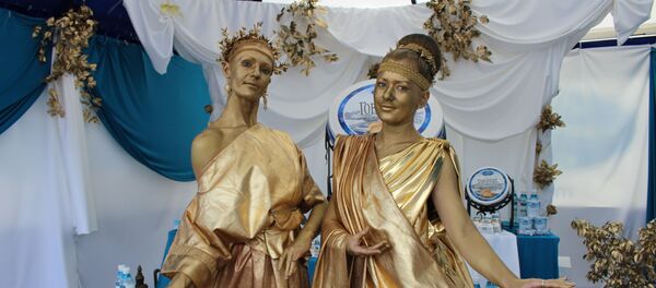 Живые скульптуры греческих богинь прогуливались по сырным рядам - Sputnik Беларусь