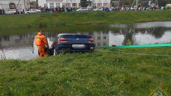 Машина съехала в реку Орше - Sputnik Беларусь