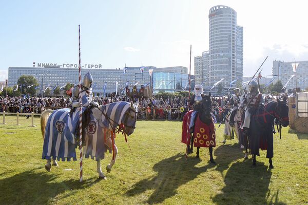 Фотафакт: як у цэнтры Мінска вандравалі праз стагоддзі  - Sputnik Беларусь