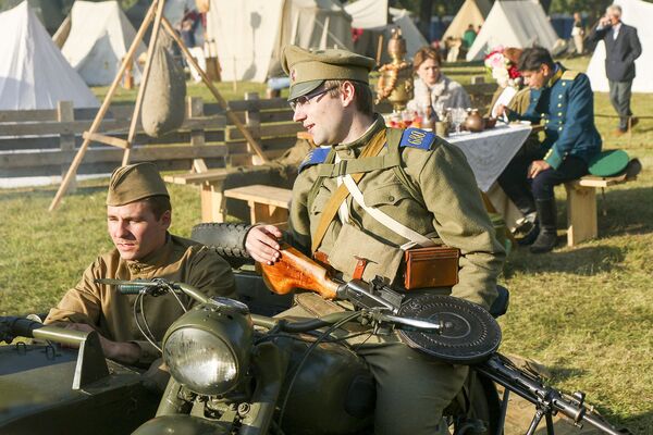 Фотафакт: як у цэнтры Мінска вандравалі праз стагоддзі  - Sputnik Беларусь