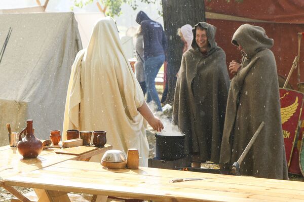 Фотафакт: як у цэнтры Мінска вандравалі праз стагоддзі  - Sputnik Беларусь