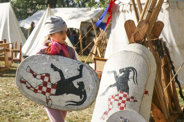 Фотафакт: як у цэнтры Мінска вандравалі праз стагоддзі  - Sputnik Беларусь