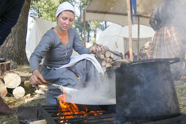 Фотафакт: як у цэнтры Мінска вандравалі праз стагоддзі  - Sputnik Беларусь