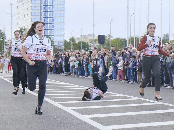 Фотофакт: девушки устроили забег на каблуках - Sputnik Беларусь