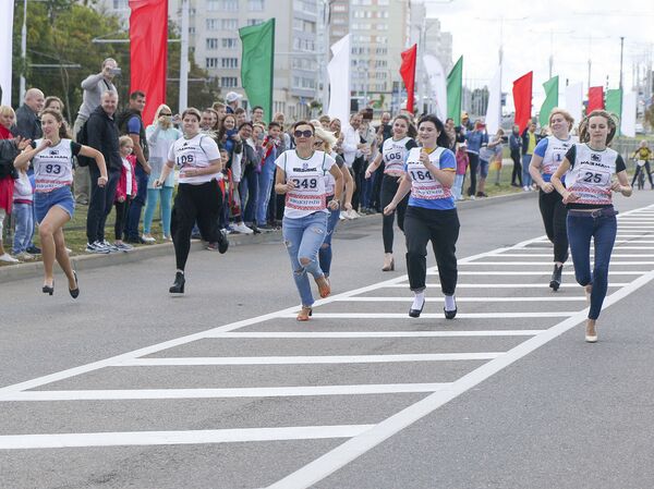 Фотофакт: девушки устроили забег на каблуках - Sputnik Беларусь