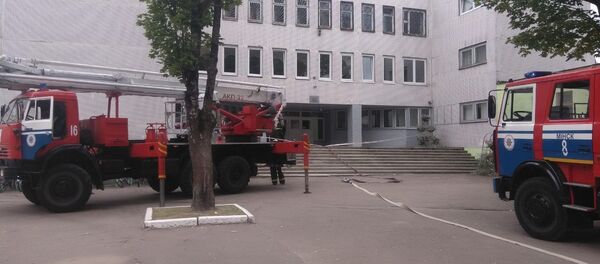 Более 1300 человек эвакуировали из минской школы №84 - Sputnik Беларусь