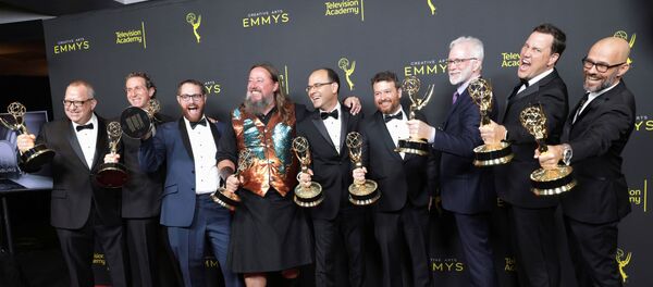 Цырымонія ўзнагароджання, пераможцы ад серыяла Гульня тронаў са статуэткамі Цырымонія ўзнагароджання, пераможцы ад серыяла Гульня тронаў са статуэткамі - Sputnik Беларусь