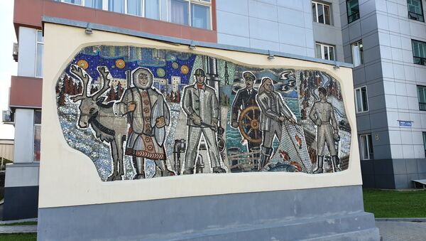 Мозаика у здания городской администрации дает представление о профессиях населения Сахалина - Sputnik Беларусь
