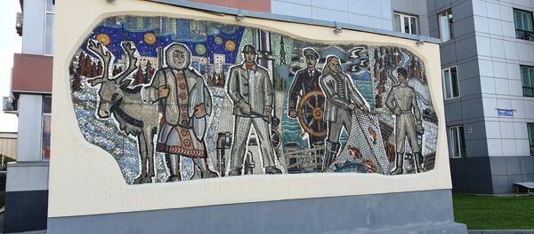 Мозаика у здания городской администрации дает представление о профессиях населения Сахалина - Sputnik Беларусь