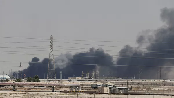 Дым над заводом Aramco в Абкайке  - Sputnik Беларусь