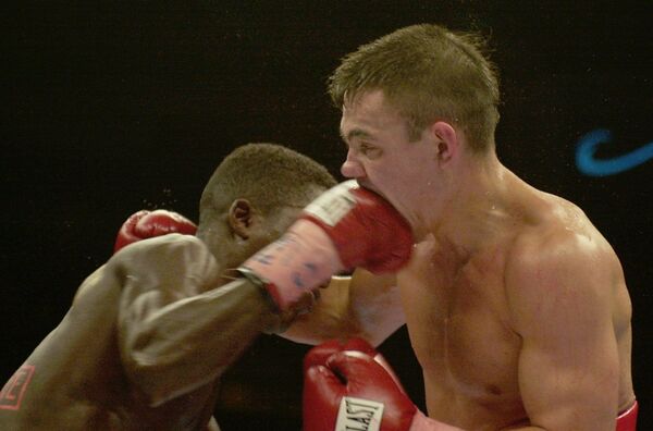 В 2002-м прошел поединок с боксером из Ганы Беном Таки. Таки старался навязать бой на дистанции. Бой продлился 12 раундов, завершившись победой Цзю, с чем согласились все судьи. - Sputnik Беларусь