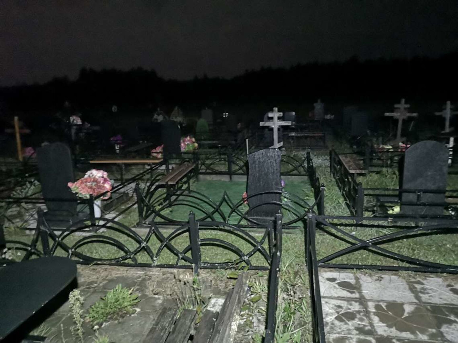 Похоронили ночью. Звенигород кладбище. Саларьевское кладбище. Кладбище в Ивановской области. Ночное кладбище.