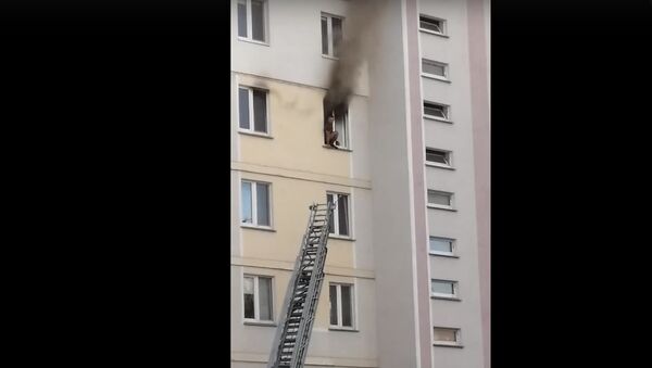 Пожар в Солигорске: мужчина спасся благодаря автолестнице  - Sputnik Беларусь