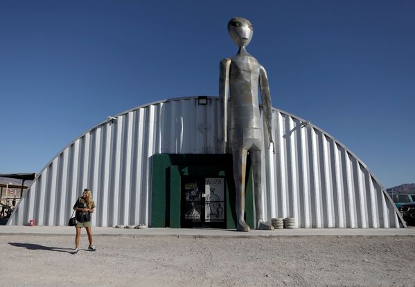 Еще один магазин Alien Research Center в Хайко привлекает туристов 35-футовым инопланетянином - Sputnik Беларусь