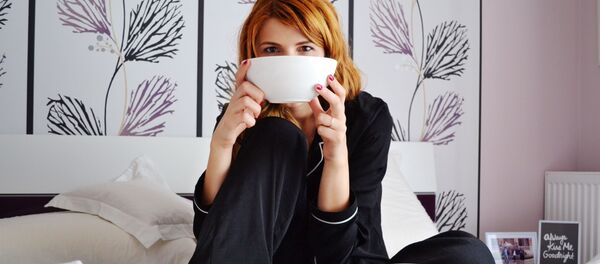 Девушка с чаем в постели - Sputnik Беларусь