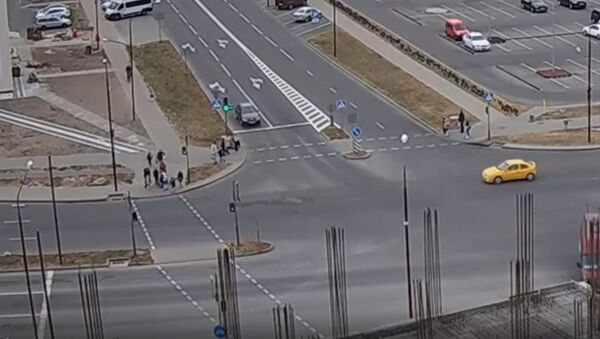 Ребенок в Бресте упал на дорогу и чудом избежал наезда авто  - Sputnik Беларусь