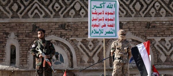Вооруженные хуситы на митинге по случаю 5-й годовщины захвата власти в столице Йемена Сане - Sputnik Беларусь