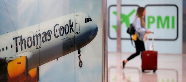 Баннер с самолетом Thomas Cook в аэропорту - Sputnik Беларусь