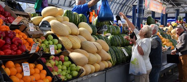 Практически у каждого минчанина на Комаровке есть свой любимый продавец - Sputnik Беларусь