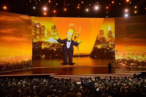 Появление Гомера Симпсона на экране во время 71-й церемонии Эмми в Лос-Анджелесе  - Sputnik Беларусь