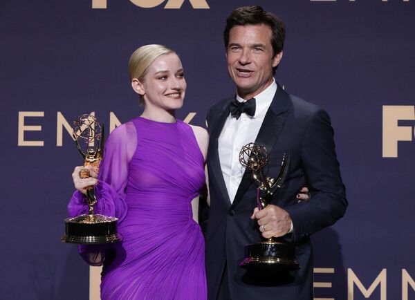 Джейсон Бейтман (Лучший режиссер) и Джулия Гарнер (Лучшая женская роль второго плана) получили Emmy за сериал Озарк - Sputnik Беларусь