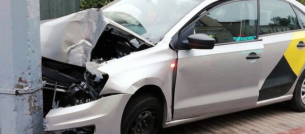 Таксист уснул за рулем и врезался в столб в центре Гродно - Sputnik Беларусь