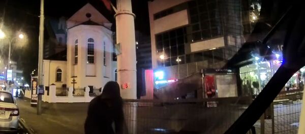 Как порезать колесо в милицейском авто в центре Минска и спалиться - Sputnik Беларусь