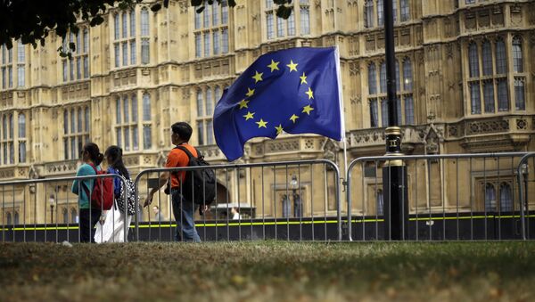 Флаг Евросоюза на фоне здания парламента в Лондоне - Sputnik Беларусь