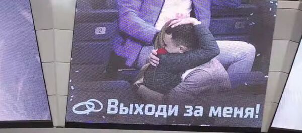 Предложение руки и сердца на матче Динамо Предложение руки и сердца на матче Динамо - Sputnik Беларусь