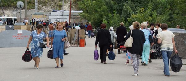 Местные жители на КПП Станица Луганская в Луганской области - Sputnik Беларусь