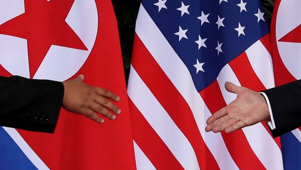 Лидер КНДР Ким Чен Ын приветствует президента США Дональда Трампа - Sputnik Беларусь