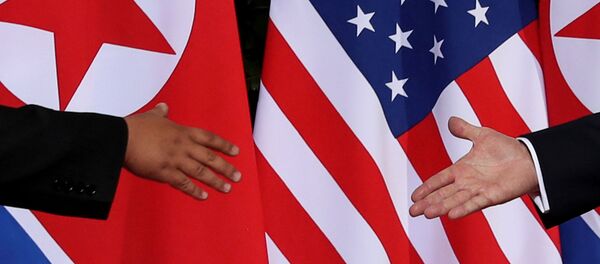 Лидер КНДР Ким Чен Ын приветствует президента США Дональда Трампа - Sputnik Беларусь
