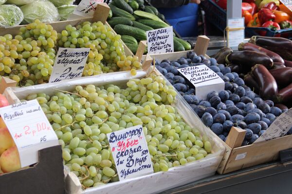 Все дорожает! Чем белорусы спешат закупиться на Комаровке до холодов - Sputnik Беларусь