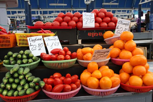 Все дорожает! Чем белорусы спешат закупиться на Комаровке до холодов - Sputnik Беларусь