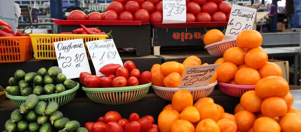 Помидоры все еще стартуют в цене от рубля, однако сегодня за сортовые малиновые придется отдать уже около 2,5-3 рублей - Sputnik Беларусь