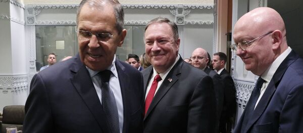 Министр иностранных дел РФ Сергей Лавров (слева) и Государственный секретарь США Майк Помпео (в центре) во время встречи в рамках 74-й сессии Генеральной Ассамблеи Организации Объединенных Наций (ООН) в Нью-Йорке - Sputnik Беларусь