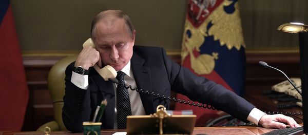 Прэзідэнт Расіі Уладзімір Пуцін размаўляе па тэлефоне - Sputnik Беларусь