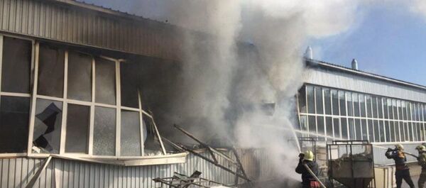 Взрыв и пожар на заводе в украинских Сумах - Sputnik Беларусь