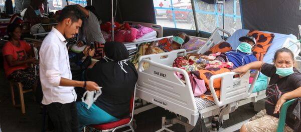 Пострадавшие в результате землетрясения в Индонезии - Sputnik Беларусь