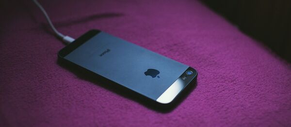 Мобильный телефон на зарядке, архивное фото - Sputnik Беларусь