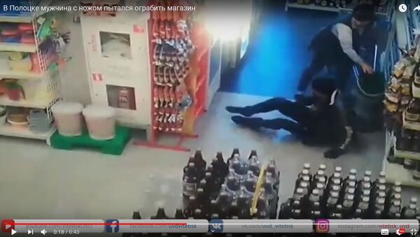 Продавщица мастерски отбилась от грабителя, приставившего к ней нож – видео - Sputnik Беларусь