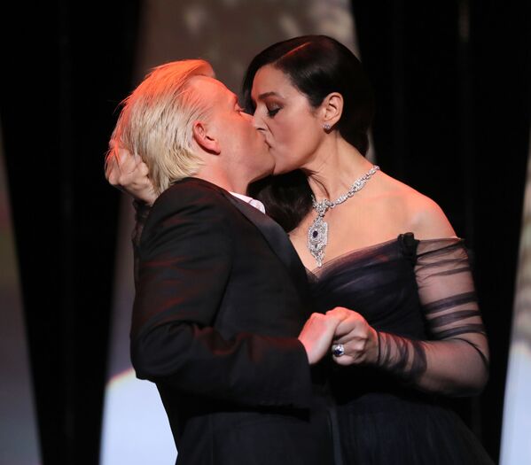 Актриса Моника Беллуччи целует актера Алекса Лутса на торжественной церемонии открытия Каннского кинофестиваля в 2016 году. Как оказалось, Лутц не ожидал поцелуя заранее (этого не было в сценарии), но сумел впечатляюще подыграть актрисе. - Sputnik Беларусь