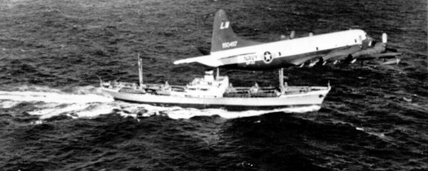 Американский патрульный самолет летит над советским грузовым судном, на котором, предположительно, находится груз с ракетами, Атлантический океан. - Sputnik Беларусь