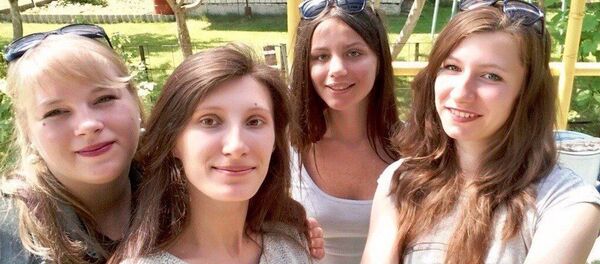 Анастасия с сестрой - на первом плане - Sputnik Беларусь