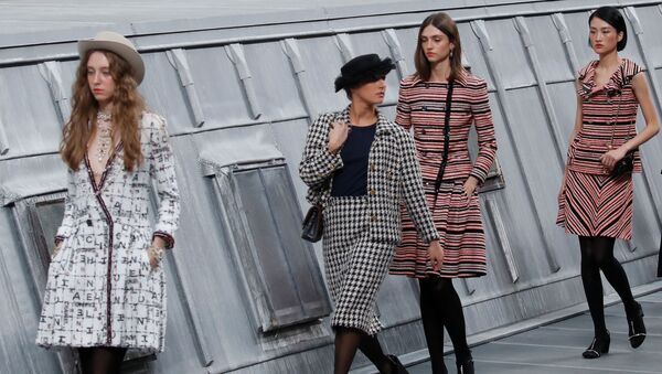 Парижская комедиантка выскочила на подиум в финале показа Chanel - Sputnik Беларусь