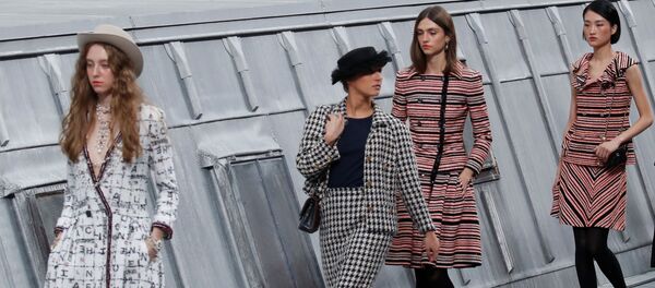 Парижская комедиантка выскочила на подиум в финале показа Chanel - Sputnik Беларусь