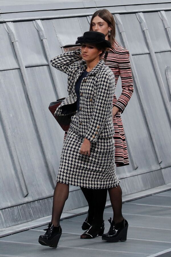 Комедиантка-шапокляк выскочила на подиум на показе Chanel Комедиантка-шапокляк выскочила на подиум на показе Chanel - Sputnik Беларусь